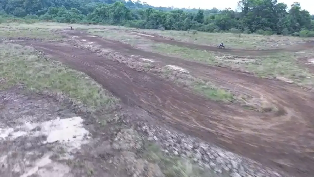 UJI COBA LINTASAN: Lahan ini nantinya akan diuji coba saat gelaran Open Grasstrack 2026 pada 19 September mendatang. (IMI KALTARA UNTUK HRK)