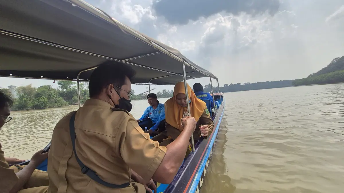 LAKUKAN PEMANTAUAN: Tim Dinas Perikanan Berau melaksanakan pemantauan kondisi air di Sungai Segah dan Sungai Kelay beberapa waktu lalu. (DISKAN BERAU UNTUK BERAU POST)