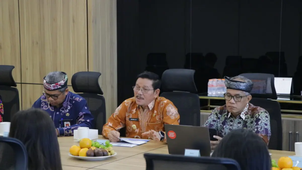 AKSES JALAN: Wagub Kaltara, Ingkong Ala lakukan pertemuan membahas langkah konkret untuk memperkuat konektivitas menuju Apau Kayan. (DKISP KALTARA)