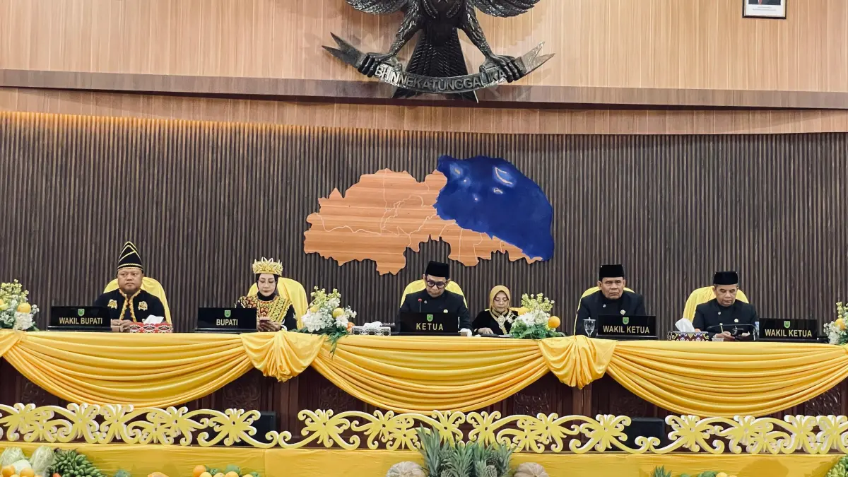 PELAYANAN PUBLIK: Bupati Berau Sri Juniarsih saat menghadiri Rapat Paripurna HUT Berau dan Kota Tanjung Redeb di Gedung DPRD Berau, kemarin. (SENO/BP)