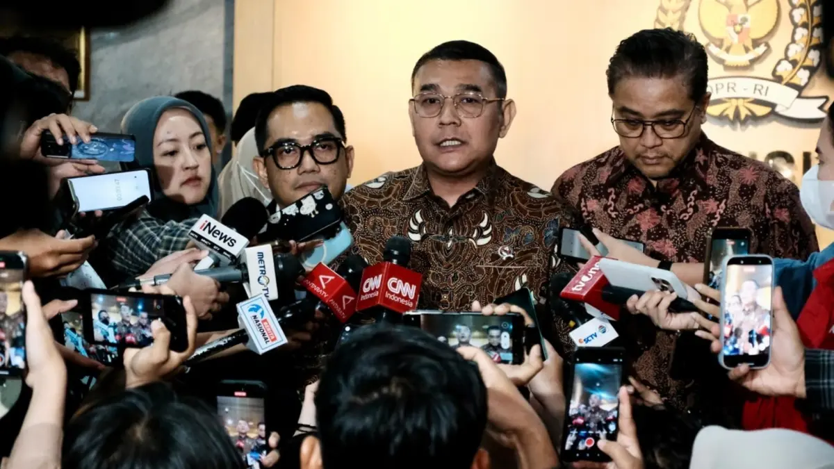 SIKAP KOOPERATIF TERHADAP PROSES HUKUM: Wakil Menteri ATR/Wakil Kepala BPN, Ossy Dermawan, memberikan keterangan pers usai Raker bersama Komisi II DPR RI di Jakarta terkait komitmen kementerian menghormati proses hukum serta memastikan layanan pertanahan tetap berjalan normal.