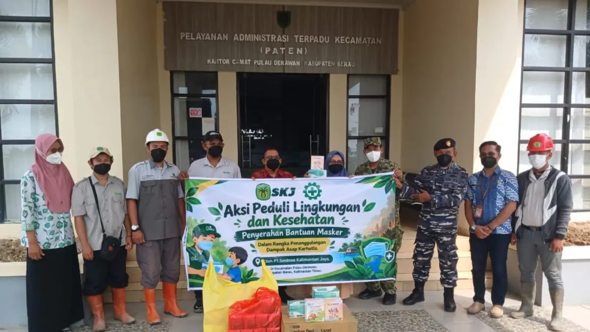 BERBAGI: Ribuan masker diberikan kepada masyarakat cegah meningkatnya ISPA akibat Karhutla. (PT SKJ UNTUK BERAU POST)