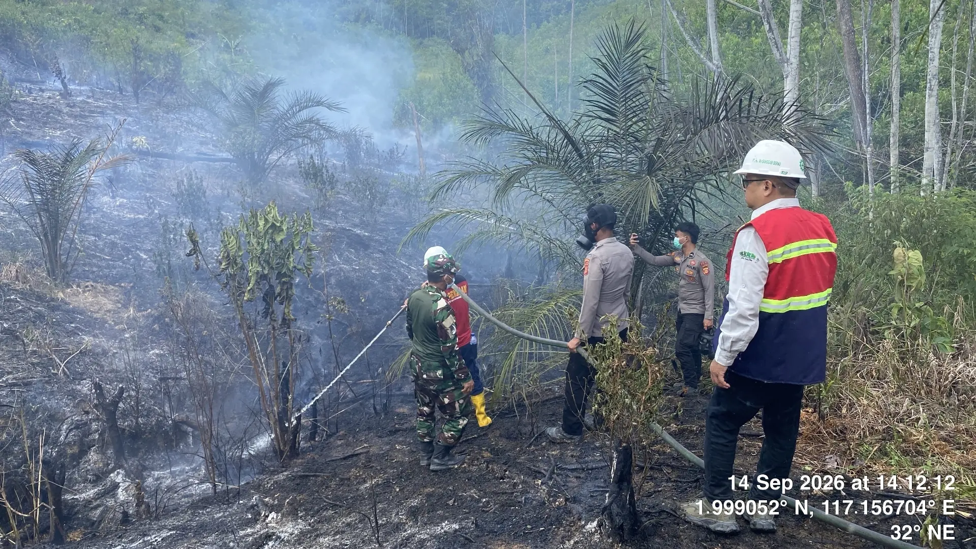 BERKONTRIBUSI: Tim PT HSB saat tergabung dalam Tim Gabungan Pemadaman Karhutla di Berau.