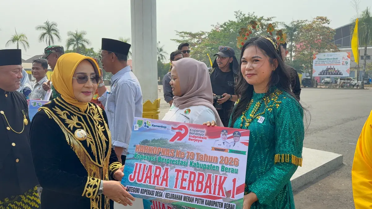 BERPRESTASI: KDMP Tabalar Muara menerima penghargaan sebagai KDMP berprestasi di Kabupaten Berau, Selasa (15/9). (IZZA/BP)