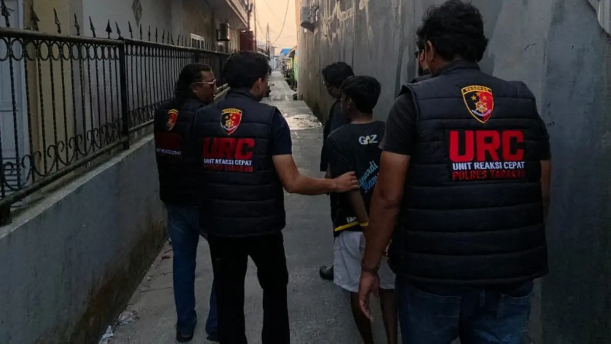 DIAMANKAN PETUGAS: Tim URC mengamankan tersangka di Kelurahan Karang Rejo, Tarakan Barat. (POLRES TARAKAN UNTUK HRK)