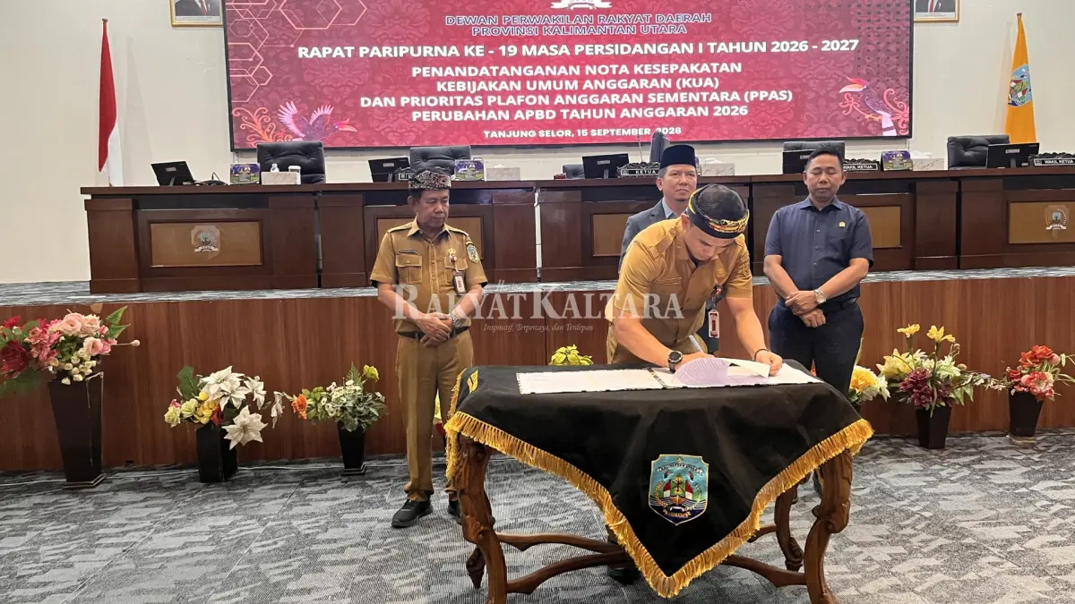 DISEPAKATI: Sekprov Kaltara Denny Harianto menandatangani dokumen KUA-PPAS Perubahan Tahun Anggaran 2026, Selasa (15/9). (FAISAL/HRK)