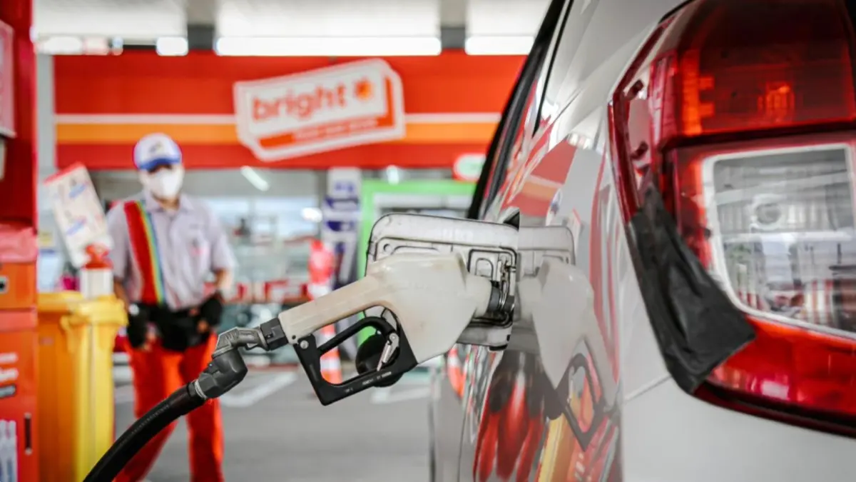 Ilustrasi sebuah mobil mengisi bensin. (Pertamina)