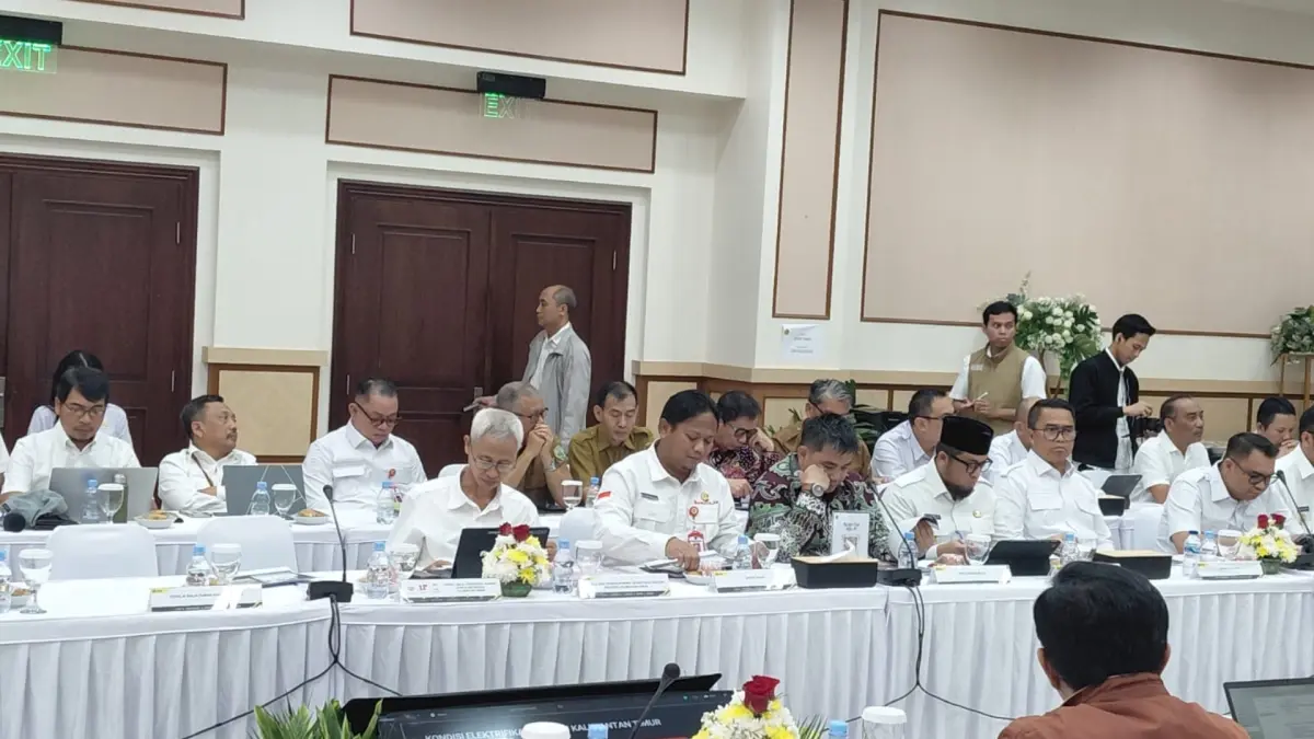 PERJUANGKAN LISTRIK: Sekkab Berau Muhammad Said saat mendampingi Gubernur Kaltim dalam memperjuangkan program kelistrikan bagi 15 Kampung yang belum teraliri listrik di Berau. (SENO/BP)
