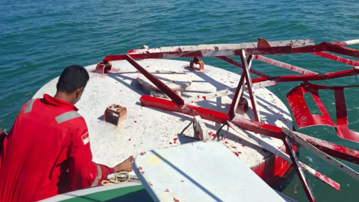 RUSAK: Pelampung suar dalam kondisi rusak usai ditabrak tugboat. (DISTRIK NAVIGASI TARAKAN UNTUK HRK)