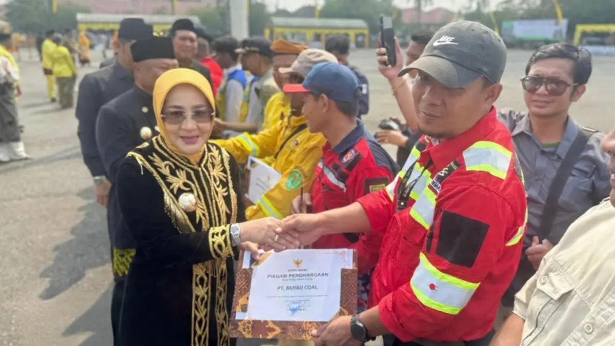 TERIMA PENGHARGAAN: Perwakilan manajemen PT Berau Coal menerima penghargaan penanganan karhutla yang diserahkan langsung oleh Bupati Berau, Sri Juniarsih pada Selasa (15/9). (SENO/BP)