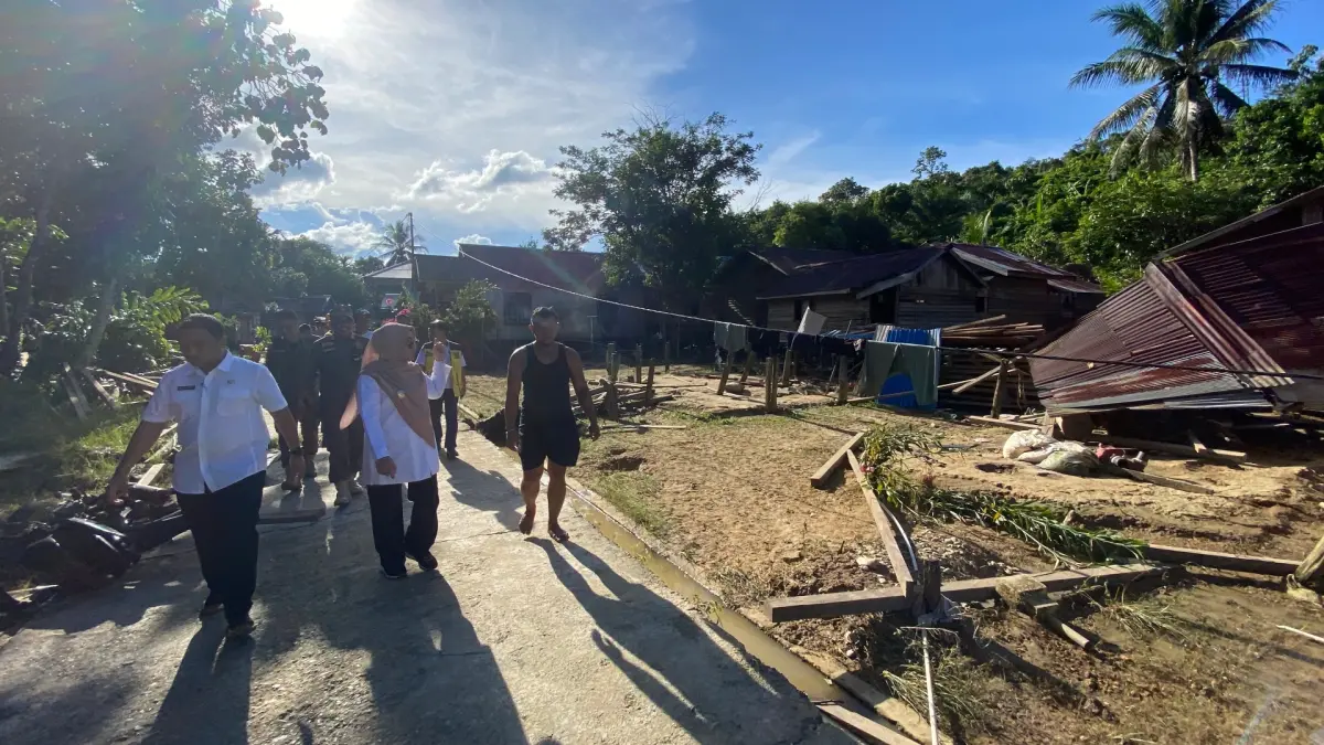 DITARGET TAHUN INI: Pembangunan rumah relokasi masyarakat terdampak bencana di Kampung Long Ayap, Segah sudah berjalan 45 persen. (BERAU POST)