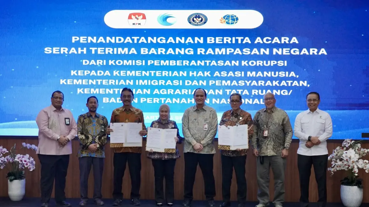 PENERIMAAN BARANG RAMPASAN NEGARA: Sekjen Kementerian ATR/BPN, Dalu Agung Darmawan, menerima penyerahan aset rampasan negara senilai Rp763 juta dari Direktur Labuksi KPK Mungki Hadipratikto di Kantor Kementerian HAM, Jakarta, untuk menunjang fasilitas kedinasan dan pelayanan publik.