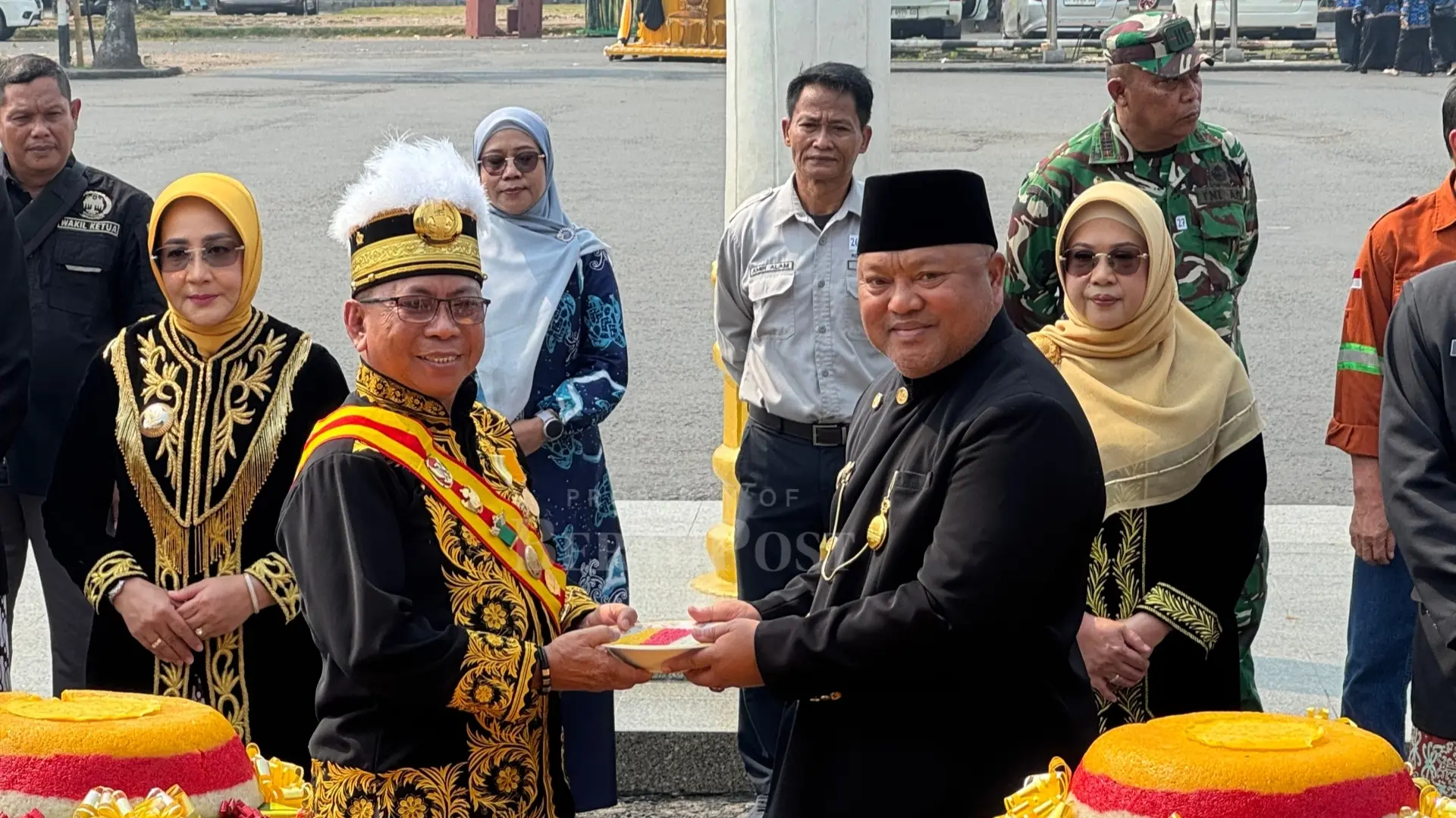 PUNCAK PERINGATAN HARI JADI BERAU: Upacara peringatan HUT ke-73 Kabupaten Berau dan ke-216 Kota Tanjung Redeb yang dirangkaikan dengan prosesi adat pemotongan puncak rasul di Lapangan GOR Pemuda, Tanjung Redeb.