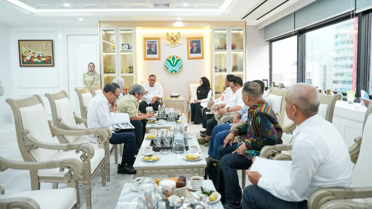 AUDIENSI PENGELOLAAN SAMPAH WISATA: Bupati Berau, Sri Juniarsih Mas, didampingi Sekkab Muhammad Said dan Kadis DLHK Zulkifli Ashari beraudiensi dengan jajaran Kementerian Lingkungan Hidup di Jakarta guna memperkuat tata kelola persampahan destinasi wisata di Berau.