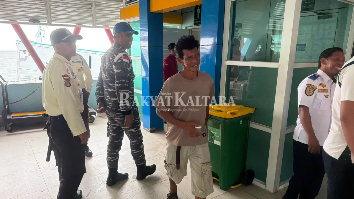 TES URINE: Awak kapal di Pelabuhan Tengkayu I Tarakan dilakukan tes urine, Rabu (16/9). (SEPTIAN ASMADI/HRK)