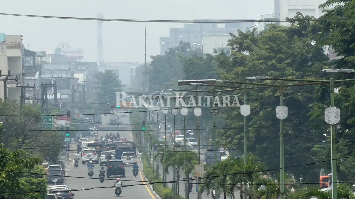 KABUT ASAP: Wilayah perkotaan di Tarakan ditutupi kabut asap kiriman akibat karhutla, Kamis (17/9). (SEPTIAN ASMADI/HRK)