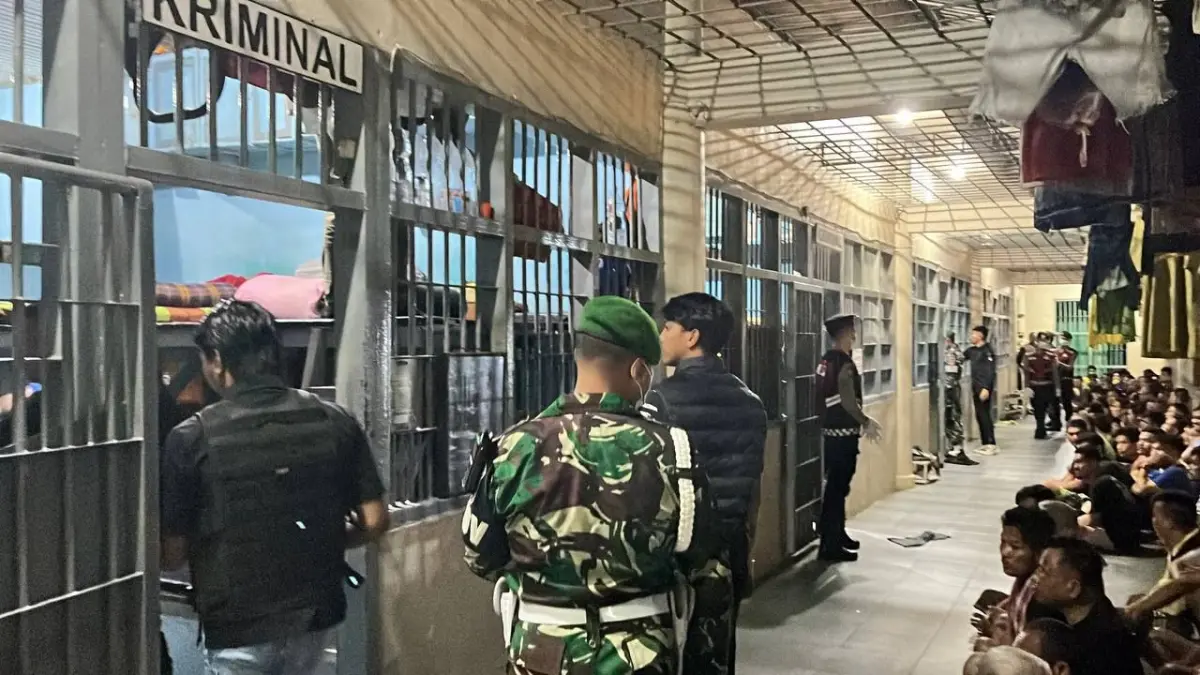 DIGELEDAH: Tim gabungan saat memeriksa satu per satu kamar warga binaan di Rutan Kelas IIB Tanjung Redeb, Kamis (17/9) malam. (ARTA KUSUMA YUNANDA/BP)