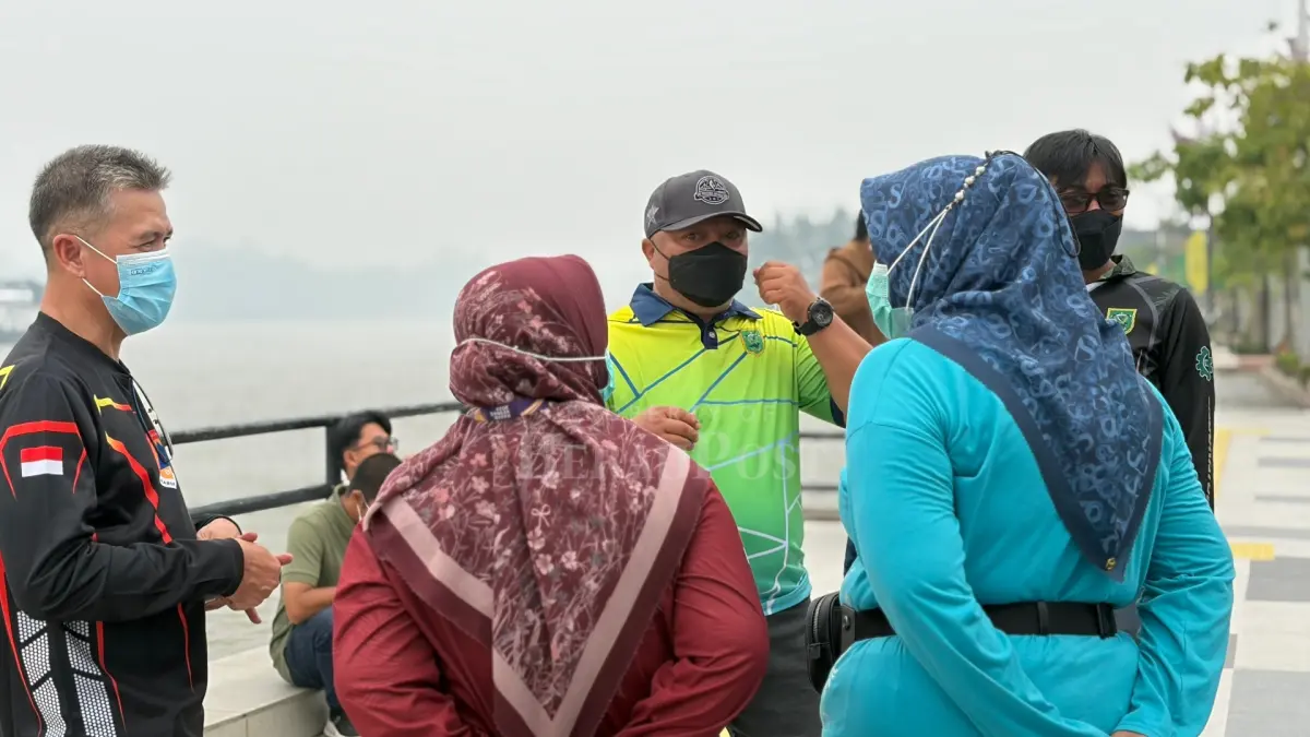 PANTAU ASAP: Wakil Bupati Berau, Gamalis, saat memantau kabut asap karhutla di Tepian Jalan Ahmad Yani, Jumat (18/9). (IZZA/BP)