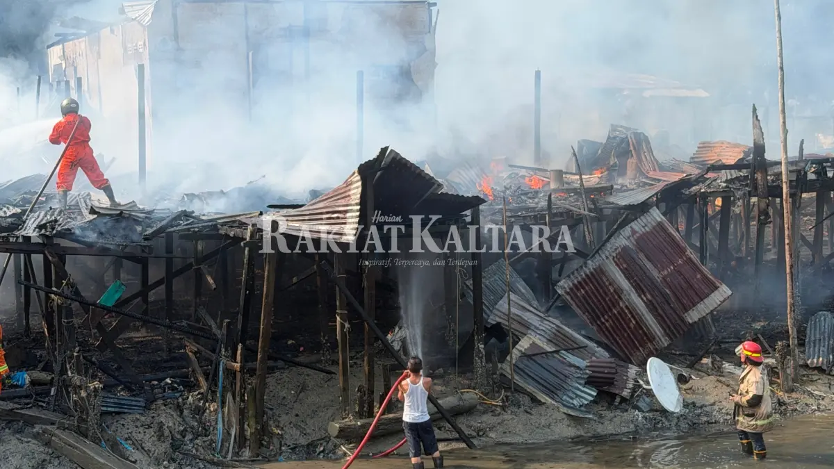 HAMBAT PEMADAMAN: Petugas kebakaran dibantu warga saat memadamkan api di Kelurahan Karang Rejo, pada Jumat (18/9) lalu. (SEPTIAN ASMADI/HRK)