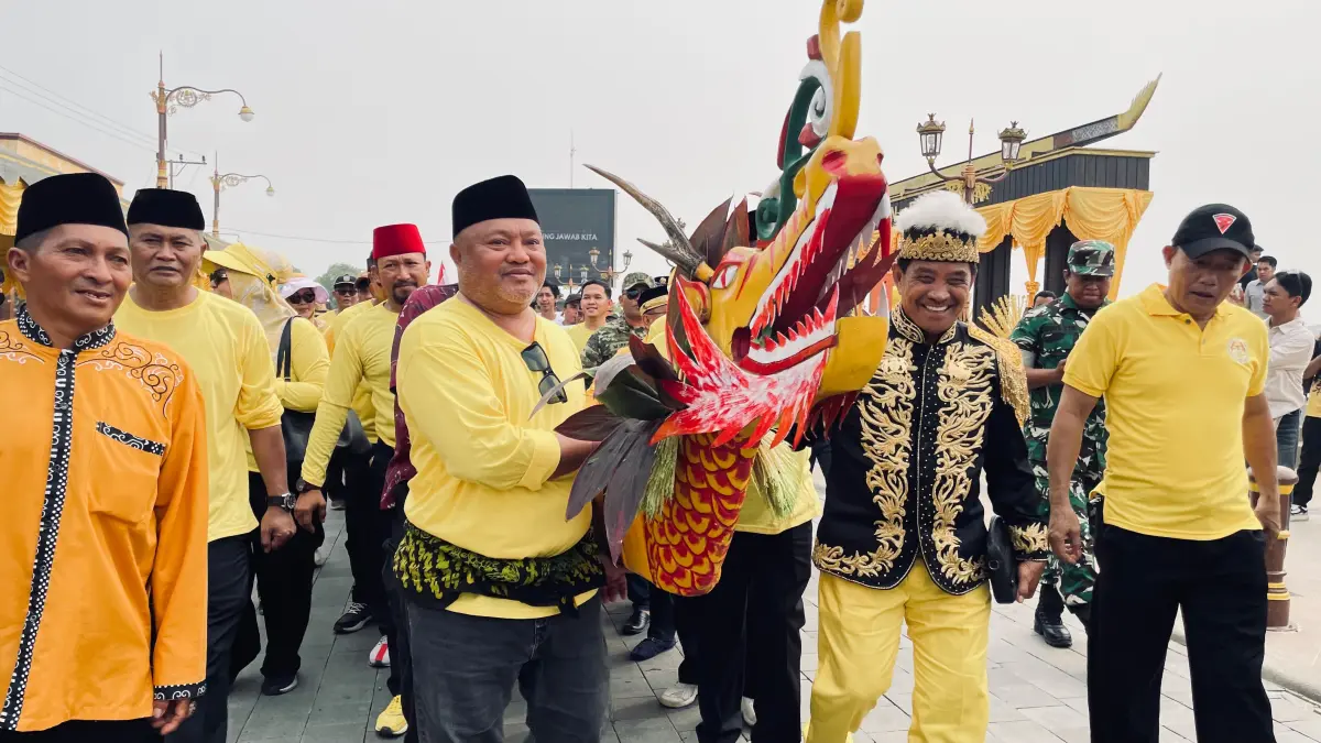 LESTARIKAN BUDAYA: Wakil Bupati Berau Gamalis saat mengikuti Tradisi Baturunan Perau di halaman Museum Batiwakkal, Sabtu (19/9). (IZZA/BP)
