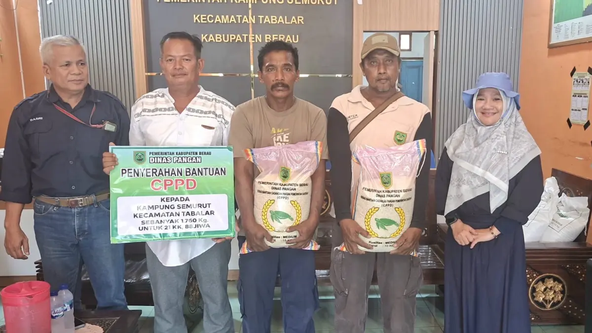 DISERAHKAN: Dinas Pangan Berau menyerahkan bantuan CPPD kepada petani yang ada di Kampung Semurut, beberapa waktu lalu. (DINAS PANGAN UNTUK BERAU POST)