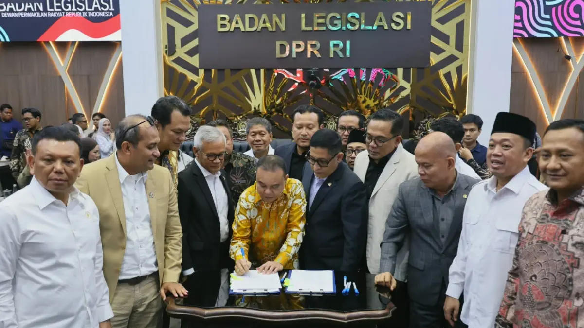 KESEPAKATAN TINGKAT I RUU REFORMA AGRARIA: Menteri ATR/Kepala BPN, Nusron Wahid, didampingi Wamen Ossy Dermawan menghadiri Rapat Pembicaraan Tingkat I yang menyepakati RUU tentang Pengaturan Reforma Agraria untuk disahkan pada Sidang Paripurna DPR RI di Gedung Parlemen, Jakarta.