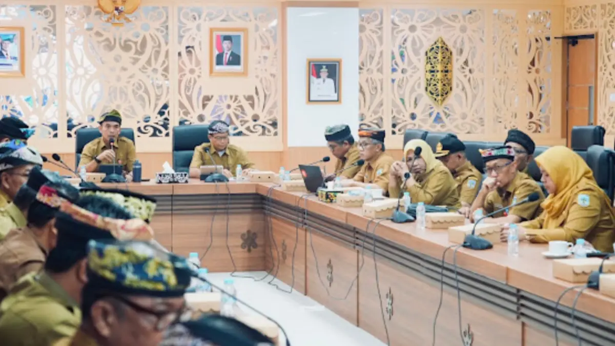 PEMBANGUNAN DAERAH: Sekprov Kaltara Denny Harianto memimpin rapat bahas program pembangunan. (FAISAL/HRK)