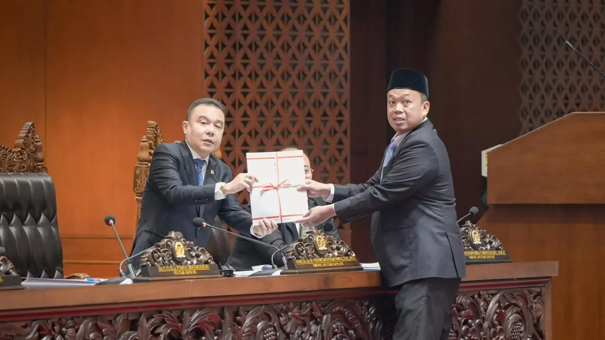 PENGESAHAN RUU REFORMA AGRARIA: Menteri ATR/Kepala BPN, Nusron Wahid, membacakan pendapat akhir Presiden RI pada Rapat Paripurna ke-6 DPR RI di Gedung Nusantara, Jakarta, yang resmi mengesahkan RUU tentang Pengaturan Reforma Agraria menjadi Undang-Undang.