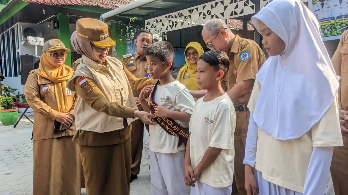 MENYEMATKAN: Wali Kota Bontang Neni Moerniaeni menyematkan selempang kepada para Duta Sahabat Anak Sekolah Dasar 2026 SD 001 Bontang Selatan yang lolos tingkat nasional, Selasa (22/9).