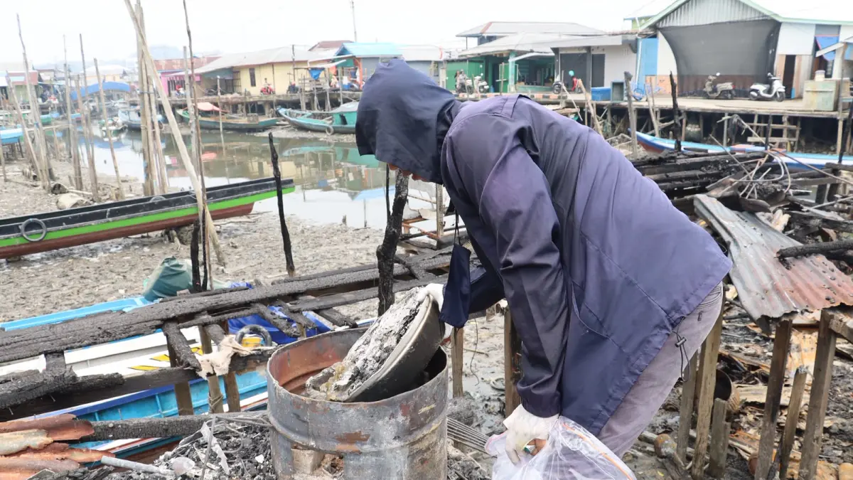 OLAH TKP: Aktivitas tungku kayu bakar diduga jadi pemicu kebakaran di Karang Rejo. (POLRES TARAKAN UNTUK HRK)