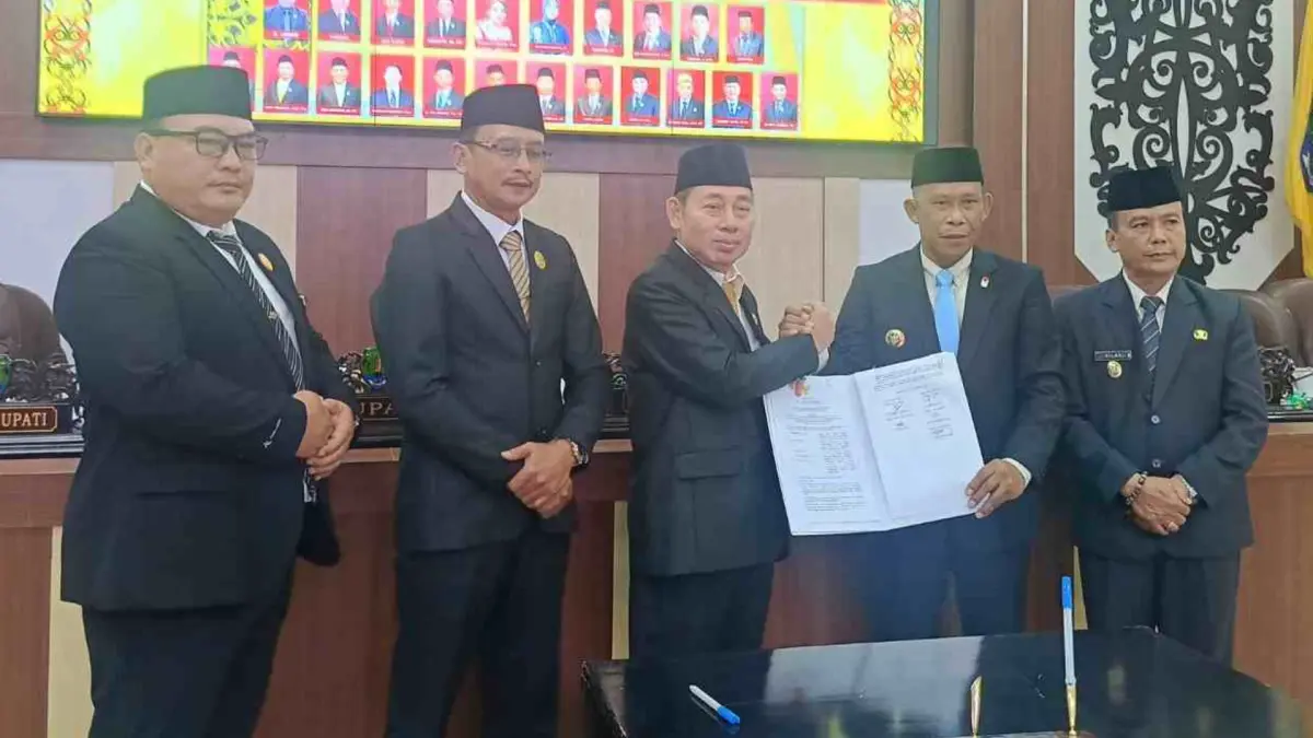 RAPAT PARIPURNA: Bupati Bulungan Syarwani (dua dari kanan) menerima dokumen persetujuan enam Raperda Kabupaten Bulungan, Senin (21/9) lalu. (PEMKAB BULUNGAN)