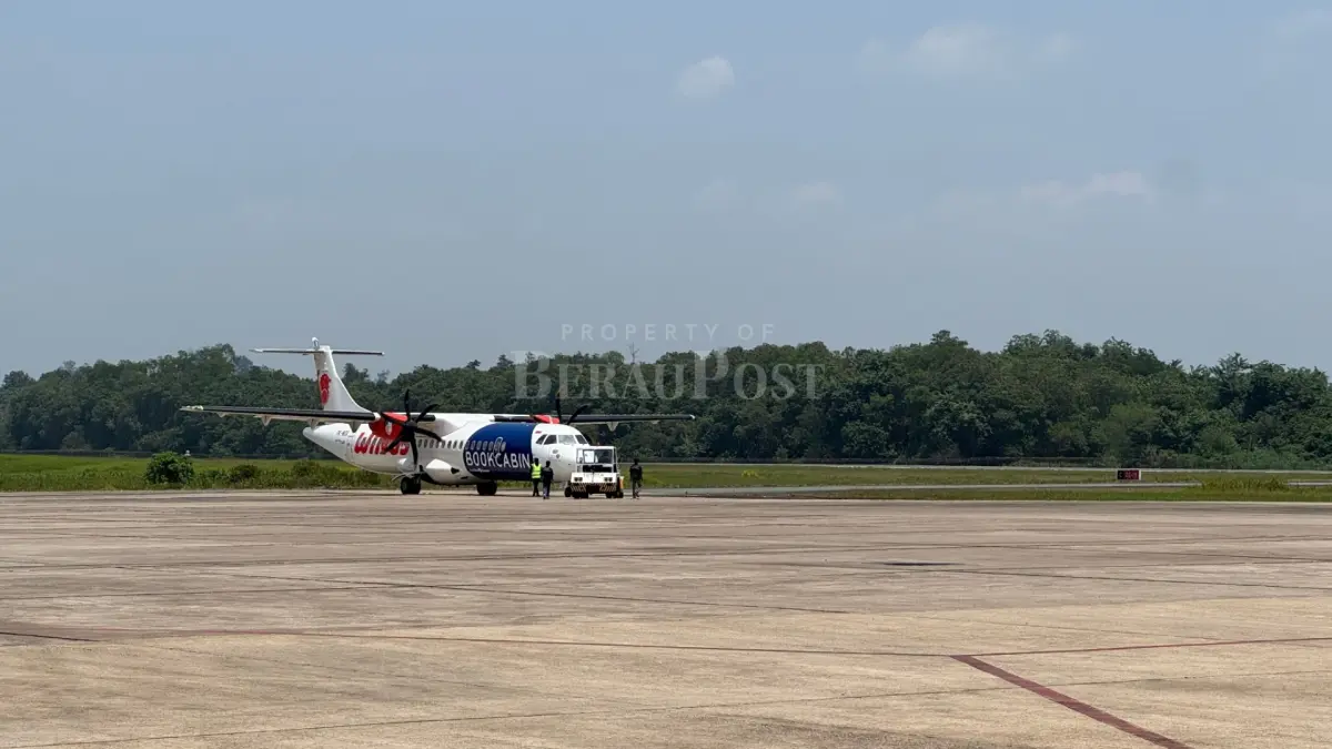 ALAT PENDUKUNG: Keberadaan fasilitas Runway Centre Line Light merupakan fasilitas berupa lampu pemandu yang tertanam tepat di garis tengah landasan pacu, untuk memberikan panduan visual yang lebih presisi kepada pilot, terutama saat jarak pandang horizontal terbatas akibat kabut asap. (SENO/BP)