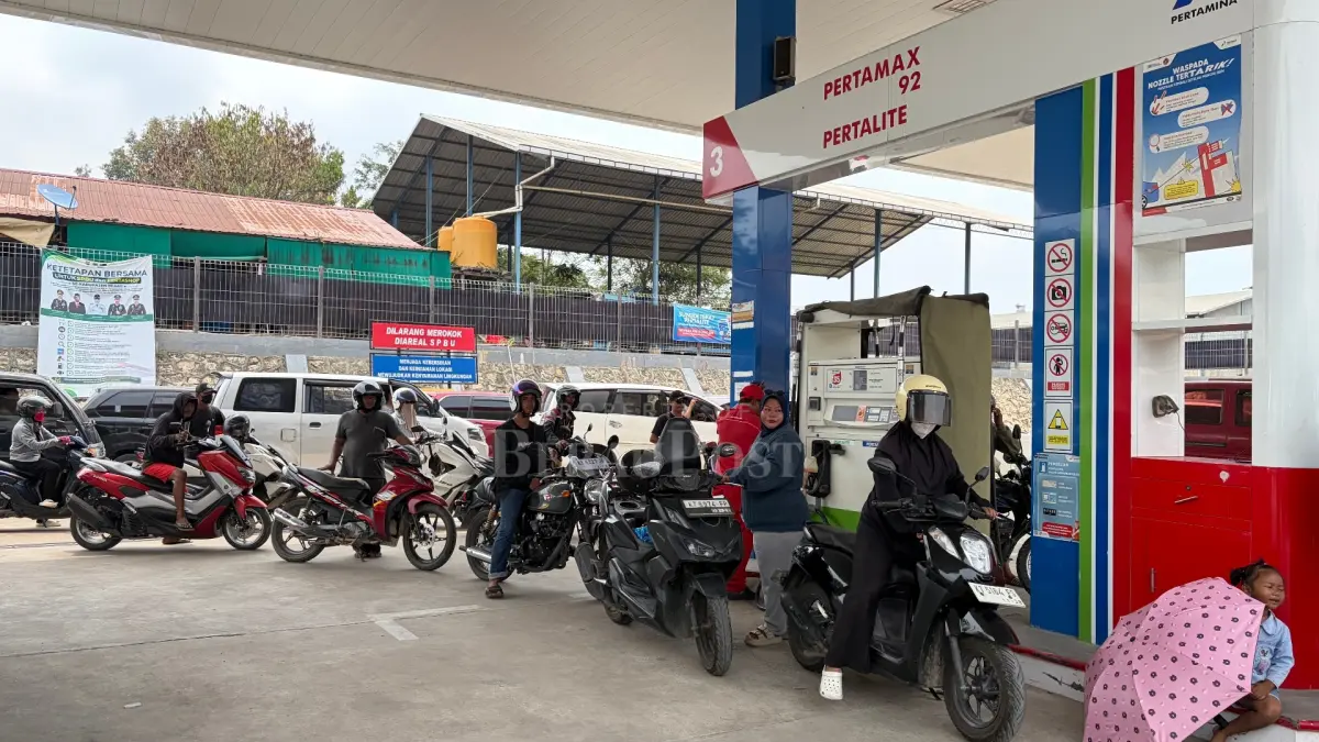 ANTISIPASI ANTREAN: Pemkab Berau mempertimbangkan penerapan sistem ganjil-genap untuk pengisian BBM guna mengurangi antrean panjang di SPBU. (IZZA/BP)