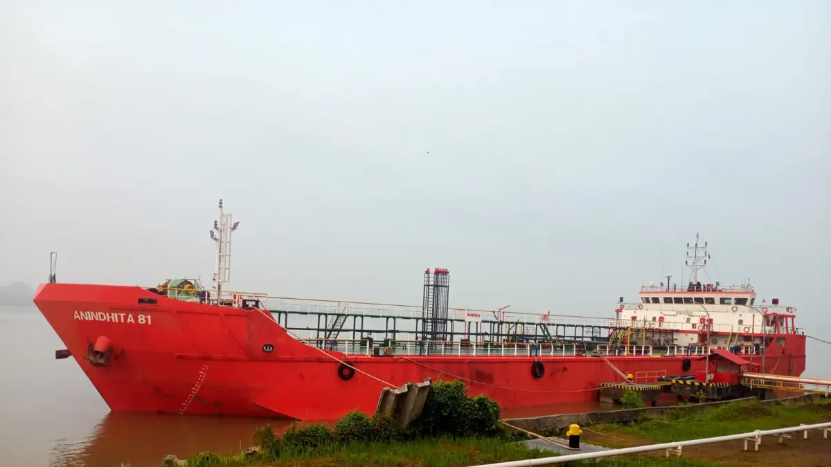 KEDATANGAN PASOKAN BBM BERAU: Kapal pengangkut BBM OB Anindhita 81 bersandar di dermaga untuk memperkuat ketersediaan pasokan Pertalite dan Pertamax di Fuel Terminal Berau guna mengoptimalkan penyaluran ke SPBU dan Pertashop.