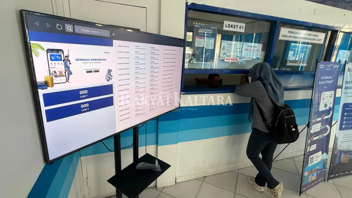PENUMPANG NORMAL: Pelayanan loket di PT PELNI masih terlihat normal dan didatangi calon penumpang, Rabu (23/9). (SEPTIAN ASMADI/HRK)