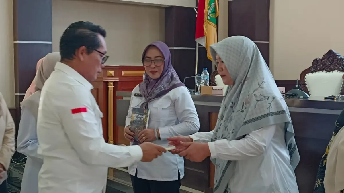 TINGKATKAN LITERASI: Bimbingan Teknis Menulis yang digelar Dispusip Berau di Ruang Rapat Sangalaki Setkab Berau, Rabu (23/9). (IZZA/BP)