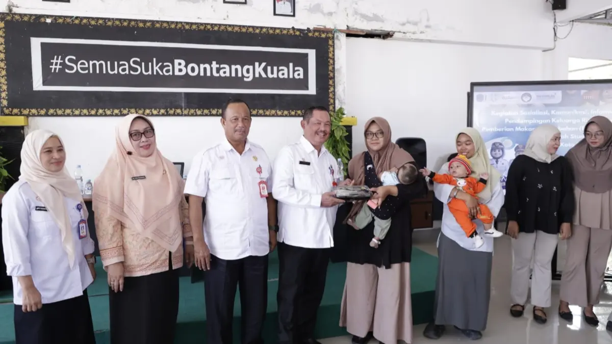 TURUNKAN STUNTING: Sosialisasi KIE dan pendampingan keluarga berisiko stunting oleh DP3AKB di Aula Kelurahan Bontang Kuala, Rabu (23/9).