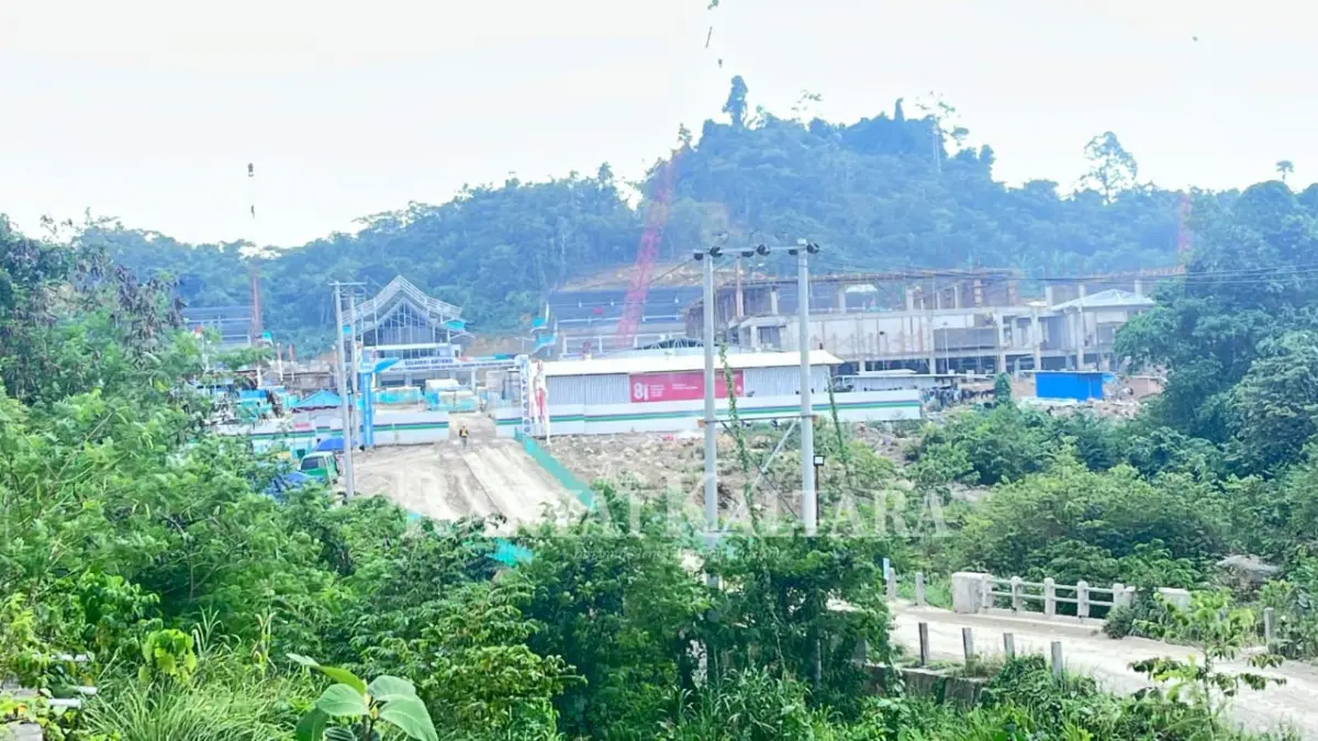 PEMBANGUNAN DIKEBUT: Pembangunan Sekolah Garuda di Kaltara terus berjalan dan ditarget bisa beroperasi Januari 2027. (FAISAL/HRK)