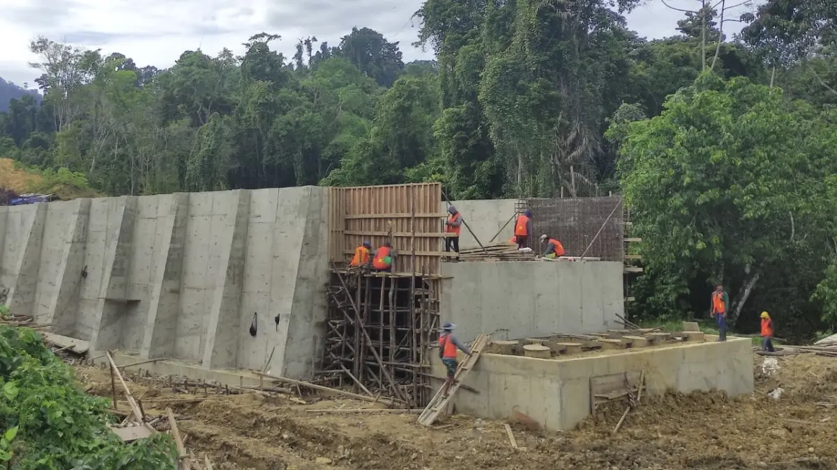 BUKAN STRUKTUR UTAMA: Keretakan bagian bawah Jembatan Sei Bataan yang dikhawatirkan masyarakat dipastikan bukan merupakan struktur utama, melainkan struktur tambahan seperti yang terlihat saat pengerjaan bagian beton tidak menyatu dan hanya diisi oleh tanah. (SENO/BP)