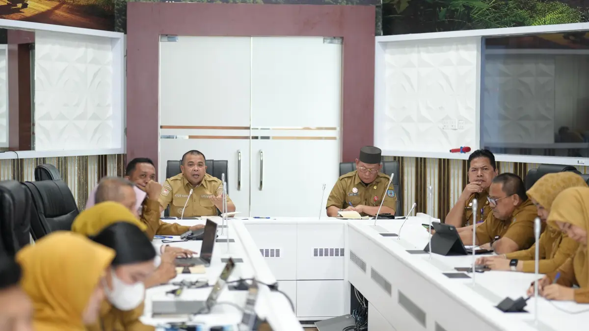 RAPAT PLENO: Wakil Walikota Bontang Agus Haris memimpin rapat pleno pembahasan hasil verifikasi BLT Daerah 2026 bersama Dinas Sosial dan Pemberdayaan Masyarakat Kota Bontang, di ruang rapat Dinas Pemuda, Olahraga, Pariwisata, dan Ekonomi Kreatif, Senin (28/9).