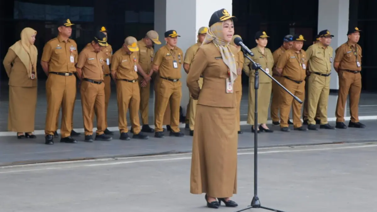 APEL RUTIN: Kepala DPMPTSP Kaltara, Hasriyani saat memimpin apel gabungan di halaman Kantor Gubernur Kaltara, Senin (28/9) pagi. (DKISP KALTARA)