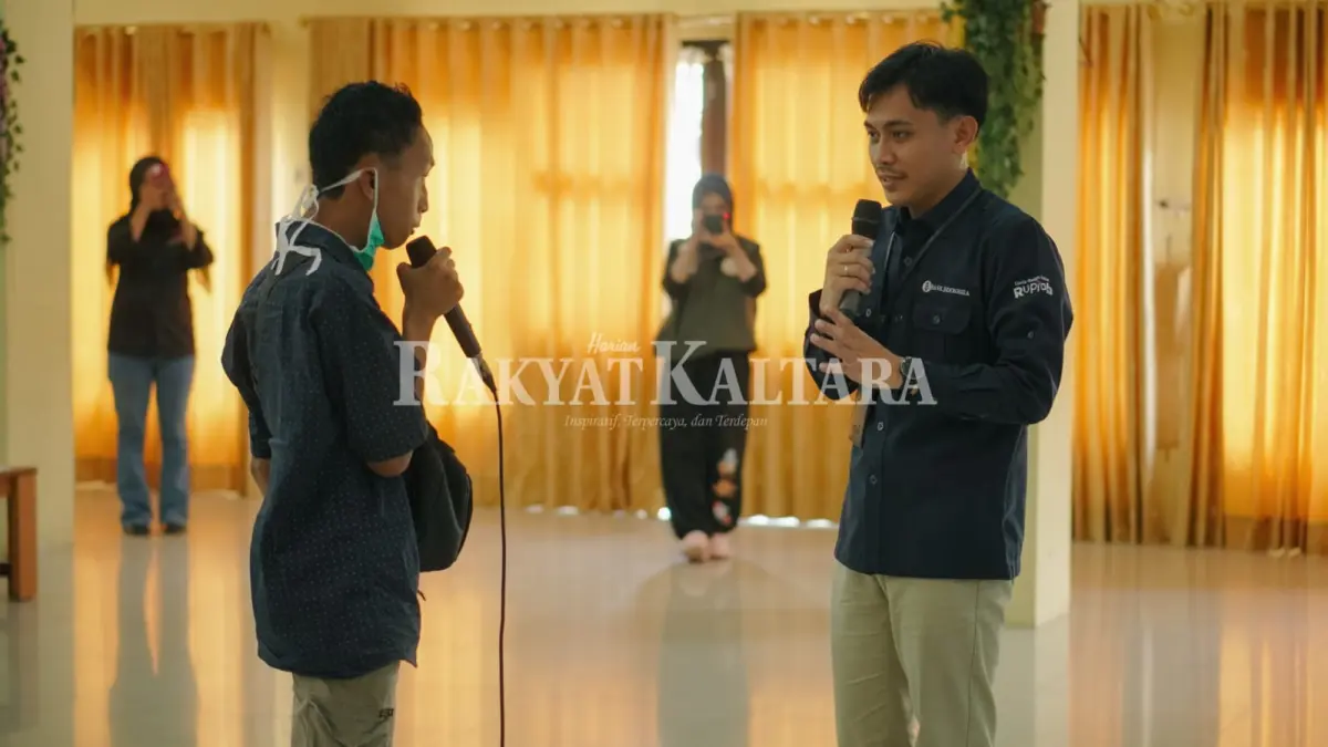 KENAL RUPIAH: Salah seorang peserta saat diskusi terkait karateristik rupiah, Senin (28/9). (SEPTIAN ASMADI/HRK)