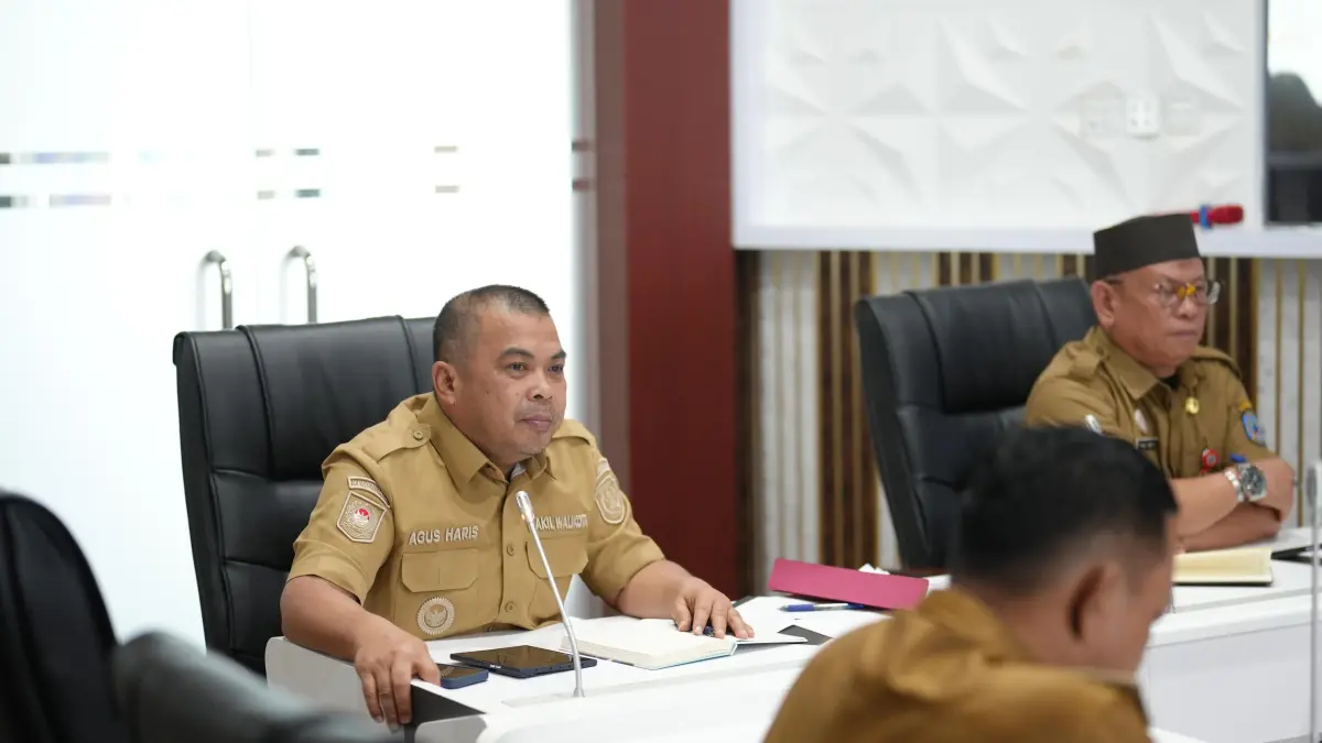 TEMUKAN MIRAS: Wakil Wali Kota Bontang Agus Haris saat melakukan gerakan aksi ASRI di Lapangan Kampung Baru, menemukan beberapa sampah botol minuman keras, Sabtu (26/9).