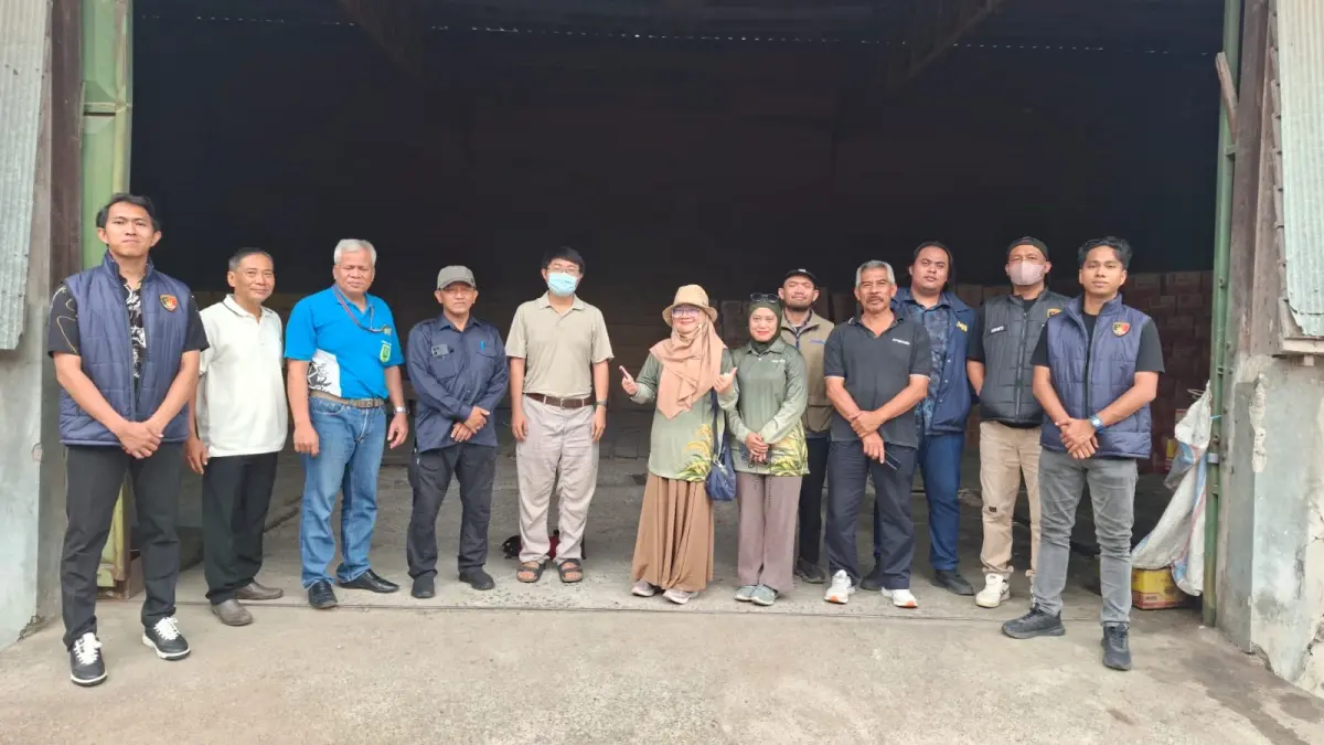 PEMANTAUAN BERAS: Satgas Pangan Berau memantau peredaran beras fortifikasi di sejumlah swalayan. (DINAS PANGAN UNTUK BERAU POST)