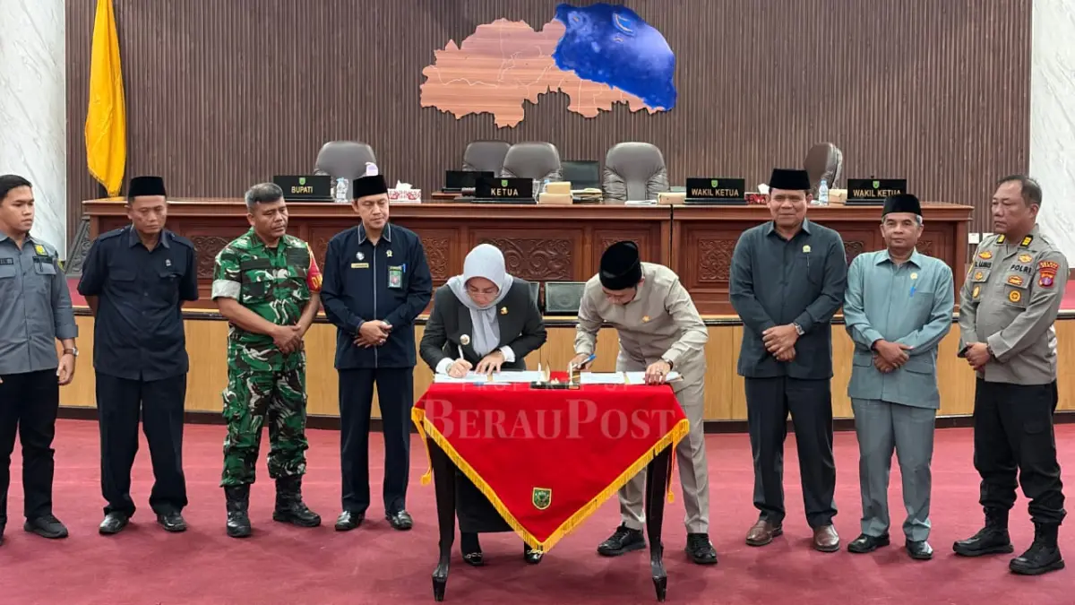SETUJUI RAPERDA: Rapat paripurna DPRD Berau menyetujui Raperda Perubahan APBD Tahun Anggaran 2026, Rabu (30/9). (IZZA/BP)