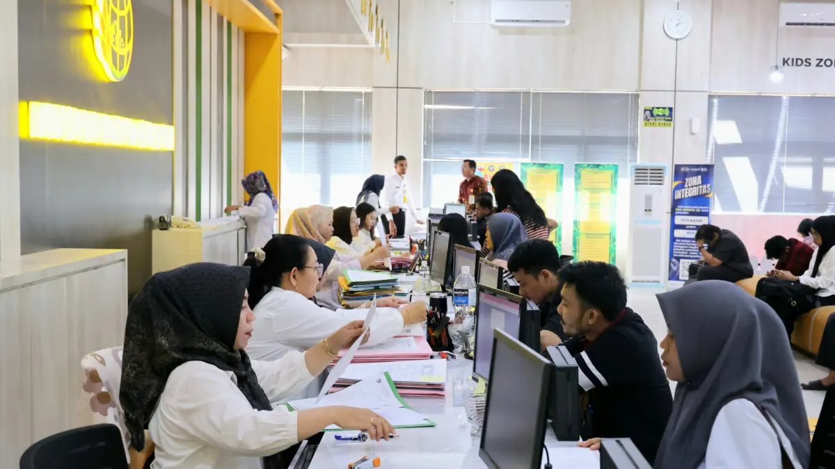 EFISIENSI LAYANAN PERINTIS 10 HARI: Suasana pelayanan di loket Kantor Pertanahan (Kantah), di mana inovasi Peralihan Hak Terintegrasi (PERINTIS) 10 Hari mulai dirasakan manfaatnya oleh PPAT dan masyarakat melalui percepatan proses balik nama sertipikat tanah yang lebih terukur serta transparan.
