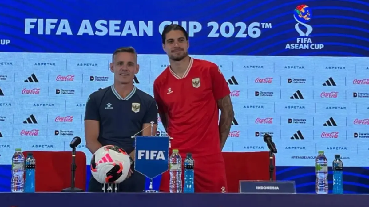 John Herdman dan Kevin Diks saat sesi jumpa pers jelang Timnas Indonesia menghadapi Thailand di final FIFA ASEAN Cup 2026. (Andika Rachmansyah/JawaPos.com)