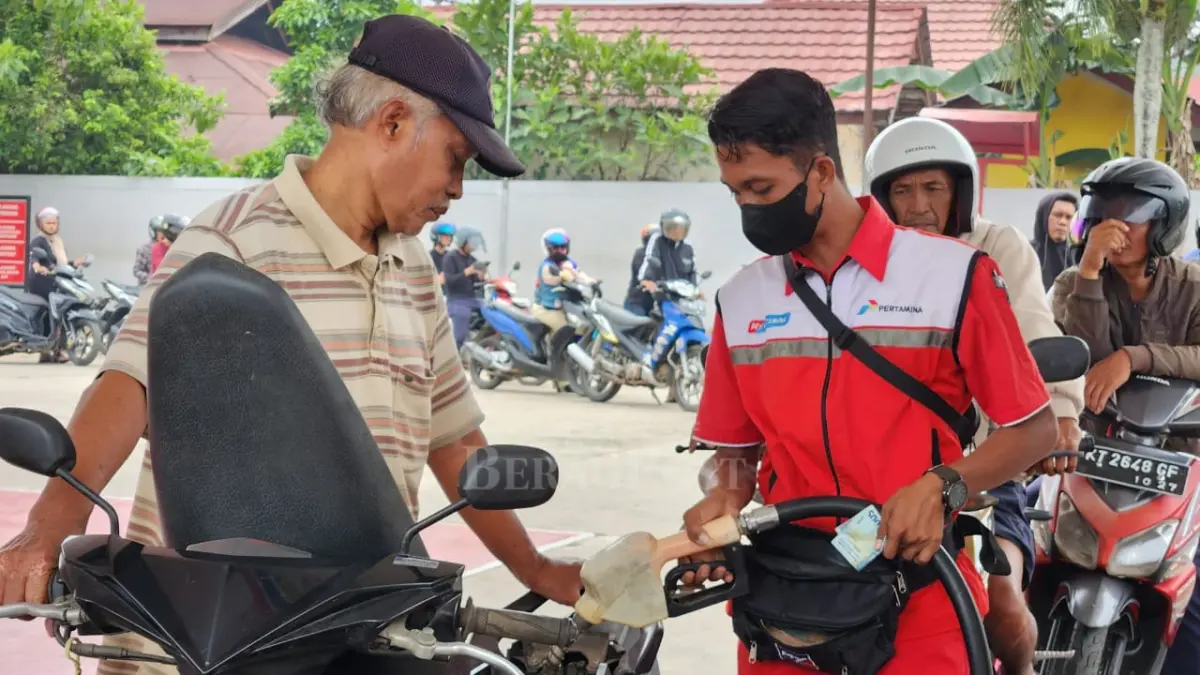 TERUS DIEVALUASI: PT Pertamina mengevaluasi sistem pencatatan digital kendaraan roda dua di SPBU Bujangga, Berau. (IZZA/BP)