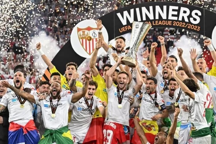 Para pemain Sevilla melakukan selebrasi setelah memenangkan trofi Liga Europa setelah mengalahkan AS Roma di partai final yang digelar di Puskas Arena, Budapest.