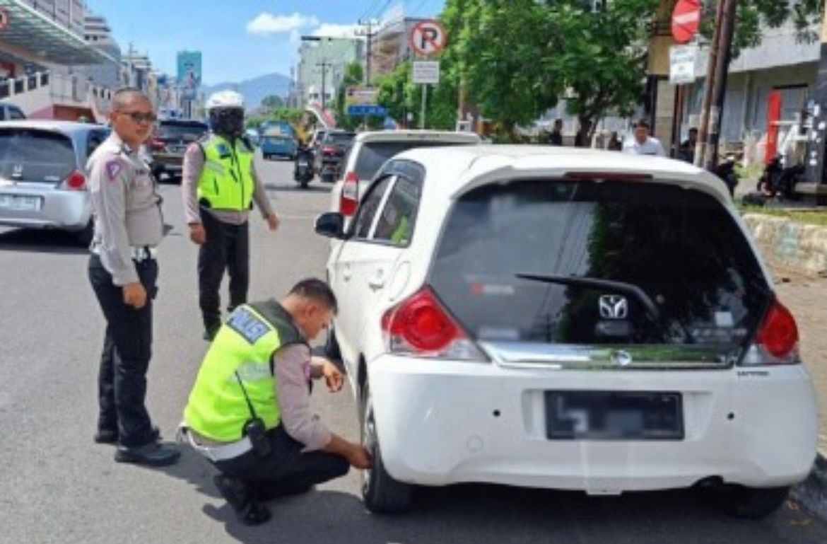 Satlantas Polresta Manado melakukan penindakan terhadap mobil yang parkir sembarangan